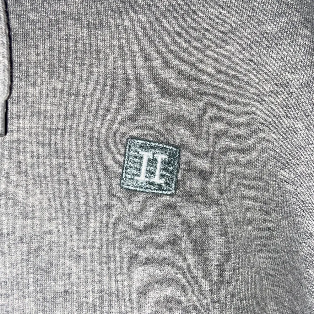 Säljer denna snygga gråa hoodien från märket Les Deux! Använd fåtal gånger och i mycket bra skick! Kontakta mig vid intresse🦋. Hoodies.