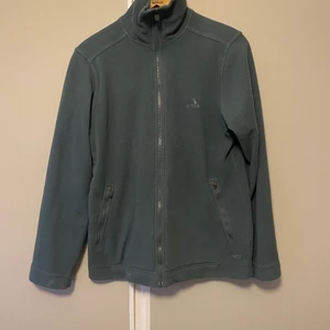 Adidas original fleece  - Flyttrensar- Säljer massa med plagg till billiga priser!!! Samfraktar så kolla mina andra annonser. Frakt efter paketets vikt, ansvarar ej för postens hantering av paket. Hör av dig vid frågor :)