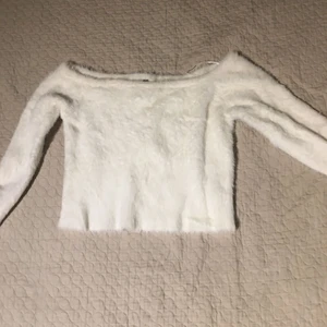 Kort vit tröja  - Det ska va ett kort tröja men om du är en XS kan du ha den på som en hel vanlig tröja. Den är inte så kort så magen syns men om man vill ha den som Mag tröja passar det perfekt för folk som är L. Och den är fett mjuck.