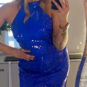 Blå paljett klänning - Säljer min blåa paljett klänning i storlek M från zara. Helt oanvänd med lapp kvar. Säljer för att det är försent att skicka tillbaka. 