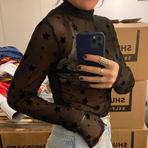Mesh-topp strl. M! - Säljer denna mesh-topp med stjärnor i storlek M! Har bara prövat den annars oanvänd, säljer den för 90kr!