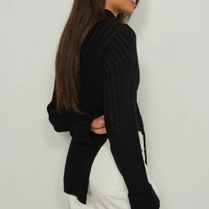 Tröja - Tröja från NA-KD. Använd en gång passar strl xs/S 🌸 Säljer likadan i färgen beige. 