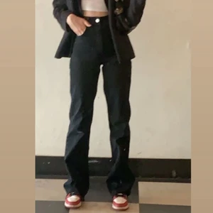 zara jeans - säljer dessa fina straight/wideleg jeans från zara köpta i somras. använder inte pga att dom blivit för små. jag är 167/ 168 cm. pris kan diskuteras men skulle tippa på ungefär 150-250kr. 💘💘