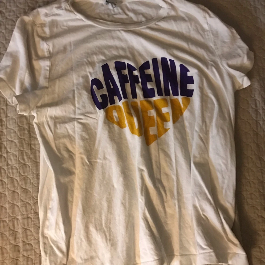 ”Caffeine Queen” vit t-shirt