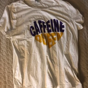 ”Caffeine Queen” vit t-shirt - Mjuk material, inga fläck eller hål.