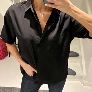 Visual Clothing Project - Så tuff skjorta i stlk XS. Enkel att dressa upp och även rätt i vardagen till ett par jeans. Schysst att rulla upp ärmarna på! Nyskick!