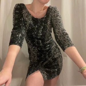 Draperad VILA klänning - Storlek: S men är väldigt stretchig och är lite stor på mig. Skulle kunna gå som en mindre M! Luftigt material