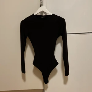 Tröja med öppen bak  - Andvänd 2 gånger  jätte fin tröja som sitter i storlek S med snöre bak 