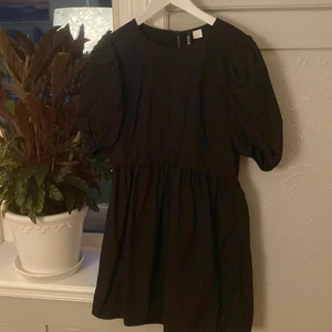 Klänning - Svart luftig klänning ifårn hm. Det har ett anurlunda material vilket gör att den är styv och håller formen hela tiden.