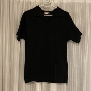 Svart Piké - Storlek L. Sitter oversized på mig som har S! 110kr inkl. Frakt.