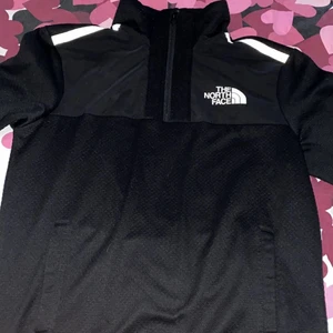 The north face träningströja  - Fel storlek på mig, använd 5 gånger, tröjan är i bra skick, helt ny kostar 999kr
