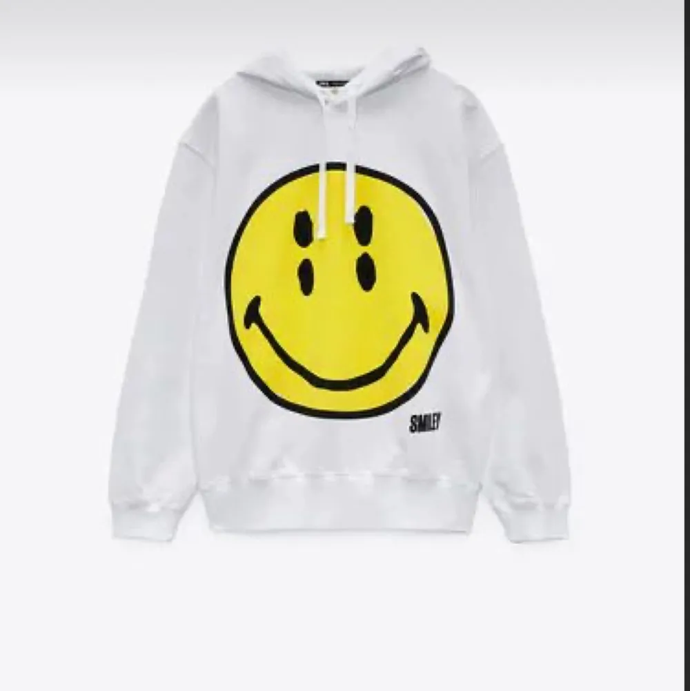 Säljer denna hoodie från zara som inte finns att köpa längre. den har en stor emoji i fram och 6st mindre emojis på ryggen. den har alla prislappar kvar och därav aldrig heller använd. ordinarie pris 399kr. Hoodies.