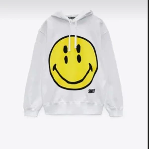 hoodie - Säljer denna hoodie från zara som inte finns att köpa längre. den har en stor emoji i fram och 6st mindre emojis på ryggen. den har alla prislappar kvar och därav aldrig heller använd. ordinarie pris 399kr
