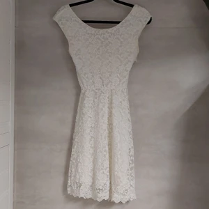 Klänning  - Vit klänning i spets med fin rygg  