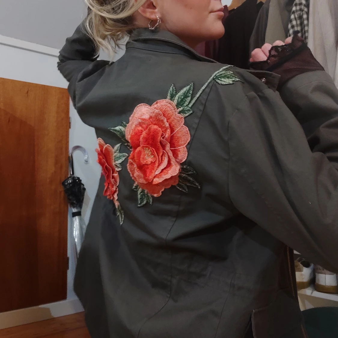 Militärjacka med rosor