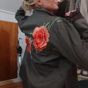 Militärjacka med rosor - Militärgrön tygjacka från Sisters Point. Använd fåtal gånger och har sytt in rosorna lite då de var väldigt fladdriga. Guldiga detaljer och broderade rosor bak och en fram. Perfekt om man vill ha en lite mer unik sån här jacka! Möts i centrala Göteborg eller fraktar (+ ca 60 kr)