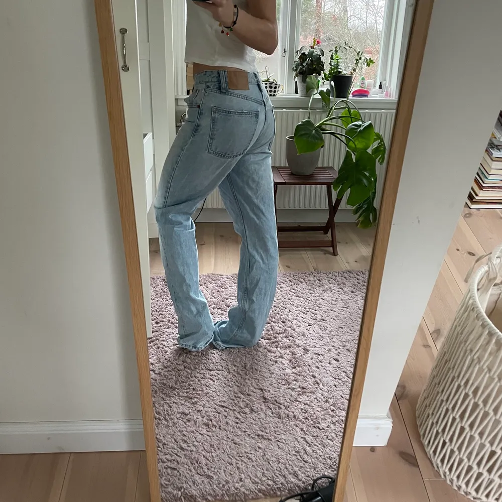 Säljer dessa jättesnygga lite oversized jeans. Det är mid Rise straight modellen i ljusblå. Säljer då jag har för många jeans.. Jeans & Byxor.