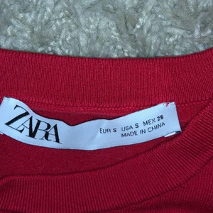Zara tröja  - Hej! Säljer min zara tröja pågrund av att den inte kommer till användning. Väldigt utöjbar och jag själv har storlek xs och xxs men denna är storlek s och funkar lika bra. Frakt står köparen för, kan mötas upp❤️ny pris var 259kr. Använd cirka 2 ggr