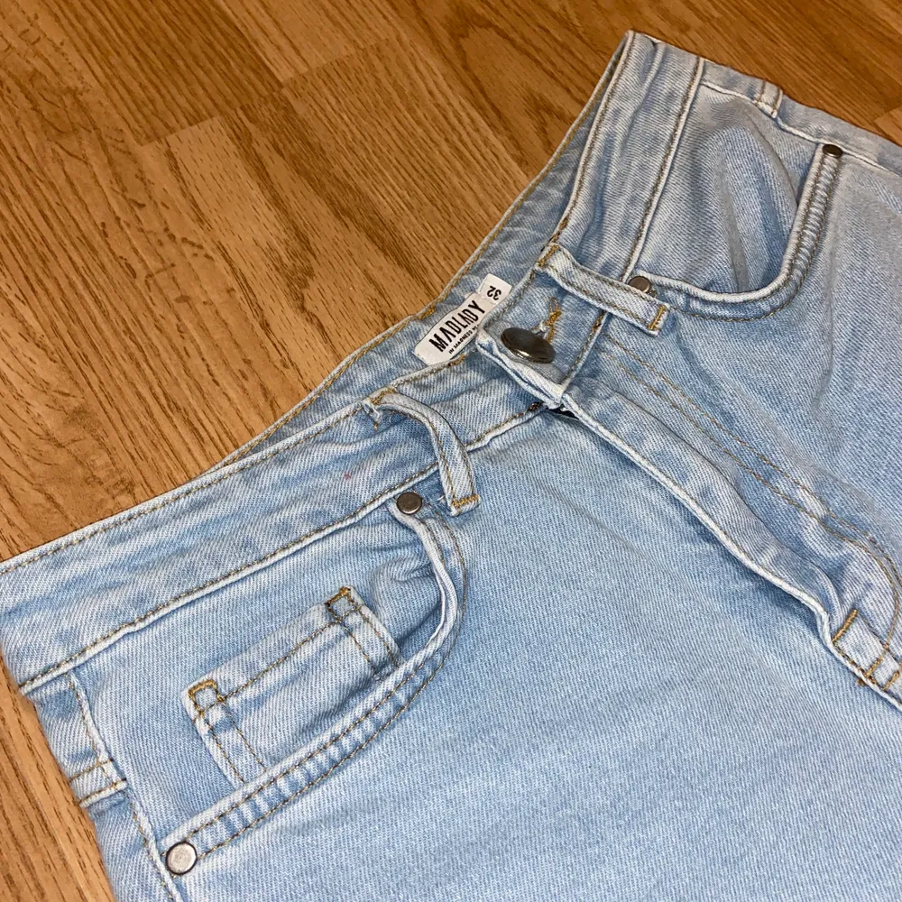 Köpte dessa i somras och har använts en gång. Inte riktigt min typ av jeans stil. Som ni ser så ä den uppklippt till mig som är 152. Köptes för cirka 400. Har dock en ljus fläck i slutet av benet, men inget som man kanske direkt tänker på. . Jeans & Byxor.
