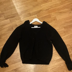 Stickad tröja  - Säljer min super mysiga svarta stickade tröja från Linn Ahlborgs kollektion med nakd, tröjan säljs eftersom den inte kommer till användning. ⚡️❤️‍🔥⚡️