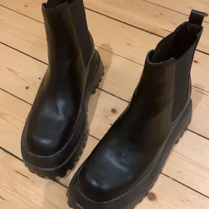 Skor - Jag säljer dessa boots som är helt nya och aldrig använda. Det är i storlek 39 och är från shein. Nypris var 299 kr och jag säljer dessa för 100 kr.💓