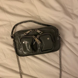 Nunoo väska - Säljer min fina nunoo väska som inte kommer till användning då jag hellre använder mina andra väskor, den är köpt för 1400kr tror jag på nellys hemsida. 66kr för spårbar frakt tillkommer 💕💕