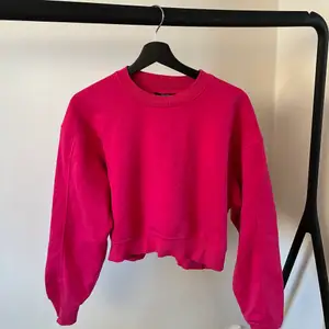 Säljer min rosa sweatshirt från Bershka i strl S. Den är väldigt skön inuti och sitter bra på😊 köparen står för frakt 