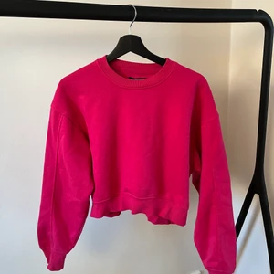 Bershka sweatshirt  - Säljer min rosa sweatshirt från Bershka i strl S. Den är väldigt skön inuti och sitter bra på😊 köparen står för frakt 