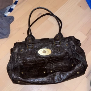 Väska - Säljer min super fina väska som är köpt secondhand som jag inte använder längre! Den är perfekt storlek och får plats med allt nödvändigt! Super fin brun i ”ormskinn”  Priset går att diskuteras