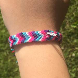 Handgjort vänskap armband med färgerna lila, blå, vit å rosa 💕