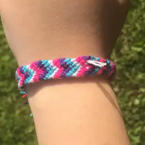 Handgjort vänskap armband med färgerna lila, blå, vit å rosa 💕