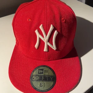 New era keps - säljer då den är för liten! aldrig använd❣️ köpte från sellpy ( STORLEKEN STÅR) 52 CM🌟