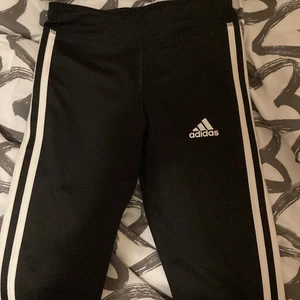Addidas byxor - Helt oandvända byxor från addidas. Jätte fina.