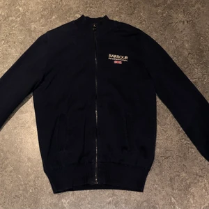 Barbour tröja, 700kr - En Barbour tröja i storlek M, pris 700. Nypris 1700. Denna tröja har knappt används och är i god skick! För mer information är det bara att höra av sig! 