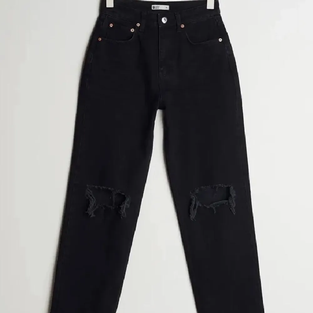 Ett par svarta jeans med hål från gina trocot. Säljer dessa för att dem inte kommer till användning. Dem är stora i storleken så dem är som xs🤍 (Obs står ej för frakt eller postens slarv). Jeans & Byxor.