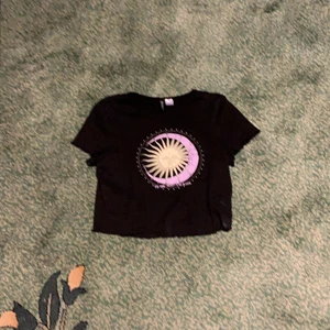 Svart tröja eller krop topp  - Svart tröja med måne och sol kropp topp. Anledningen varför jag säger detta plagg är för att plagget inte passar mig. Storlek S men det går att ha på sig om man har storlek  XS