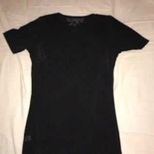 Svart tröja  - En svart t-shirt i längre passform, vet ej hur jag ska beskriva materialet men påminner lite om mesh känsla fast ej genomskinligt 