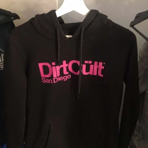 Dirtcult hoodie - Storlek L men väldigt liten i storleken så sitter som en s /m, fint skick 