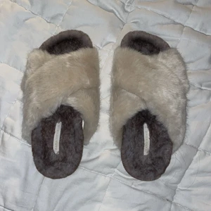 Fluffiga slippers 38 - Aldrig använt! Går att använda inne och ute (se bild på undersidan av skon). ✨