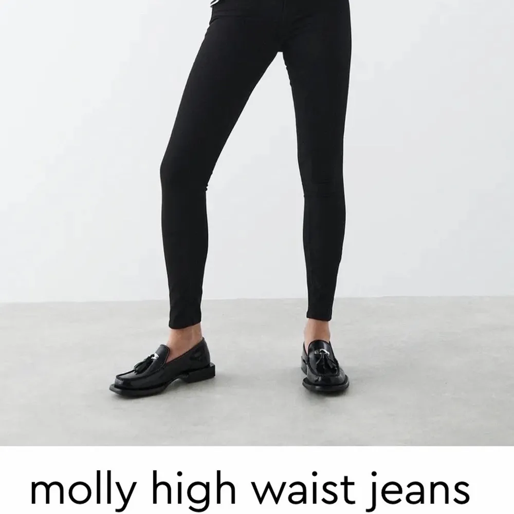 Helt nya Molly High Waist jeans från Gina tricot. Storlek S. Nypris 299kr säljes för 180kr. Hund finns i hemmet.. Jeans & Byxor.