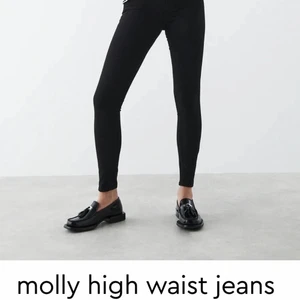 Molly High Waist Jeans - Helt nya Molly High Waist jeans från Gina tricot. Storlek S. Nypris 299kr säljes för 180kr. Hund finns i hemmet.