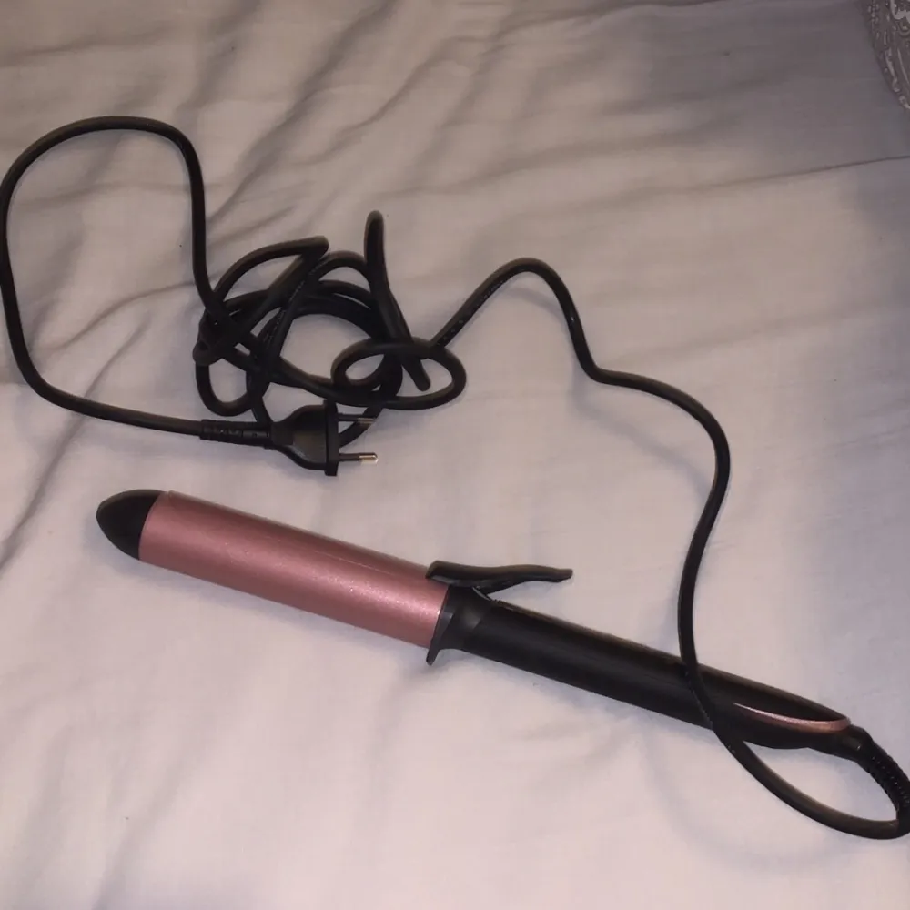 Säljer min helt oanvända BaByliss locktång, fungerar perfekt då den är helt ny. Säljer pga av att jag aldrig använder den. Köpte den för 399 säljer den nu för 300. Accessoarer.