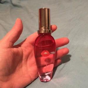 Escada parfym  - Escada parfym på 30 ml som nu är ca 25 ml kvar. Köpt för 450kr och säljer för enbart 150kr. 