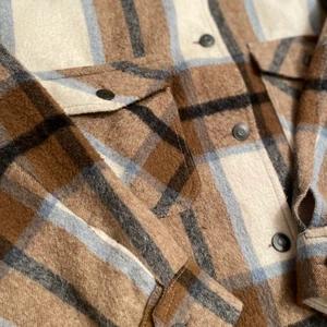 Zara kappa - Säljer min kappa från Zara! Använt ett par gånger alltså använt skick. Kappan är i storlek XS OVERSIZED. Kontakta mig via frågor eller intressen☺️