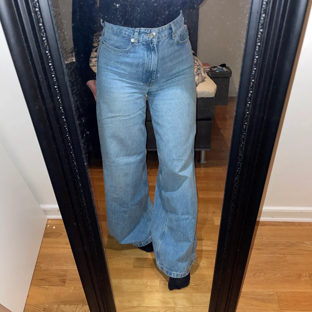 Zara jeans i modellen HI RISE - WIDE LEG - FULL LENGTH. Midjemått 81 cm Ben 110 cm. Jag är 1,68 cm lång! . Farkut & Housut.