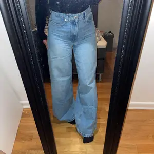 Zara jeans i modellen HI RISE - WIDE LEG - FULL LENGTH. Midjemått 81 cm Ben 110 cm. Jag är 1,68 cm lång! 