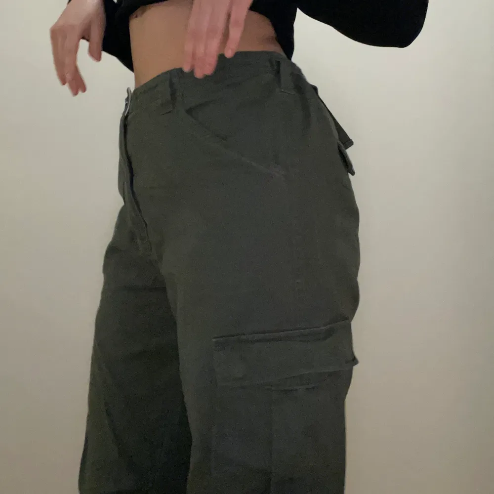 Gröna cargos köpta från ASOS, baggy och går att knyta åt nere vid fotänden. Jag är 1,68 cm lång! . Jeans & Byxor.