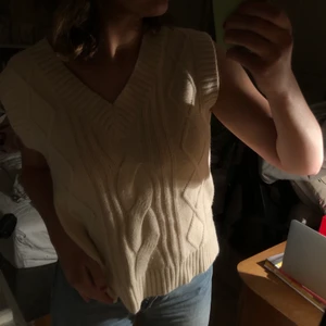 Jättefin krämvit väst!! 🤍🤍🤍 - Säljer denna jättesnygga krämvita västen! Köpt från Shein och är i storlek M🤍 Säljer pågrund av att den inte riktigt är min stil längre. Kan skickas eller mötas upp! 