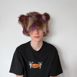 B-mössa Önskedjur - Overklig handgjord mössa i fuskpäls, brun/rosa/grå med puderrosa foder