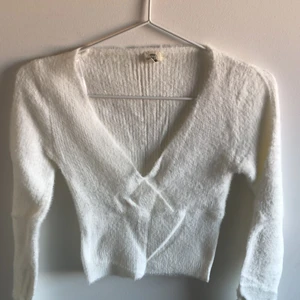 Fluffig topp - Vit långärmad topp från Urban Outfitters! Mjukt fluffigt tyg och v-ringningen framhäver bysten fint 😍 Tyvärr för liten för mig…